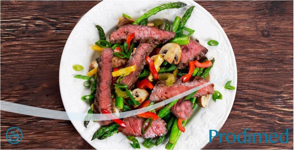 Marha steak csíkok wok-ban